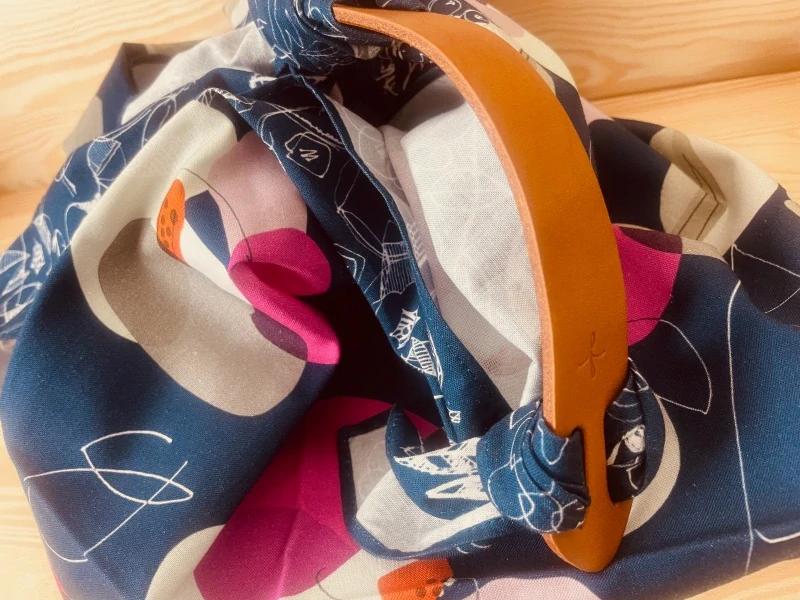 Furoshiki kožené držadlo 3x23 cm světle hnědé